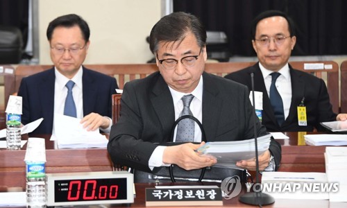(서울=연합뉴스) 홍해인 기자 = 서훈 국정원장(가운데)이 16일 오전 국회 정보위원회에서 출석해 가방에서 자료를 꺼내고 있다. 2017.11.16      hihong@yna.co.kr