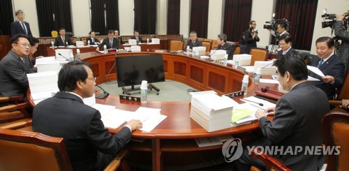 (서울=연합뉴스) 홍해인 기자 = 16일 오전 국회 정보위원회에서 서훈 국정원장 등이 출석해 전체회의가 열리고 있다.  hihong@yna.co.kr