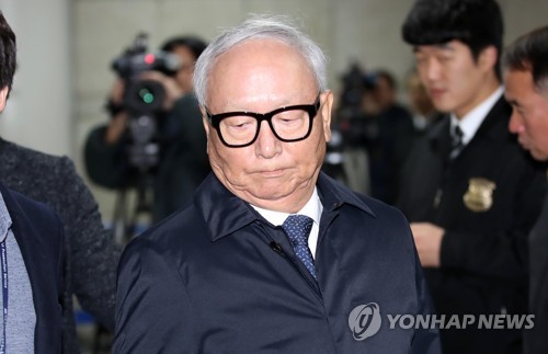 영장실질심사 출석하는 이병호 전 국정원장  (서울=연합뉴스) 김인철 기자 = 국가정보원의 특수활동비를 박근혜 전 대통령 측에 상납한 의혹을 받는 이병호 전 국가정보원장이 16일 오후 서초구 서울중앙지방법원에서 열린 영장실질심사에 출석하기 위해 법정으로 향하고 있다. 2017.11.16  yatoya@yna.co.kr  (끝)