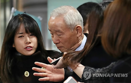 남재준 전 국정원장 '묵묵부답'  (서울=연합뉴스) 김인철 기자 = 국가정보원의 특수활동비를 박근혜 전 대통령 측에 상납한 의혹을 받는 남재준 전 국가정보원장이 16일 오전 서초구 서울중앙지방법원에서 열린 영장실질심사에 출석하기 위해 법정으로 향하고 있다. 2017.11.16  yatoya@yna.co.kr  (끝)