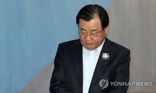 (서울=연합뉴스) 김인철 기자 = 국가정보원의 특수활동비를 박근혜 전 대통령 측에 상납한 의혹을 받는 이병기 전 국가정보원장이 16일 오후 서초구 서울중앙지방법원에서 열린 영장실질심사에 출석하기 위해 법정으로 향하고 있다.       yatoya@yna.co.kr