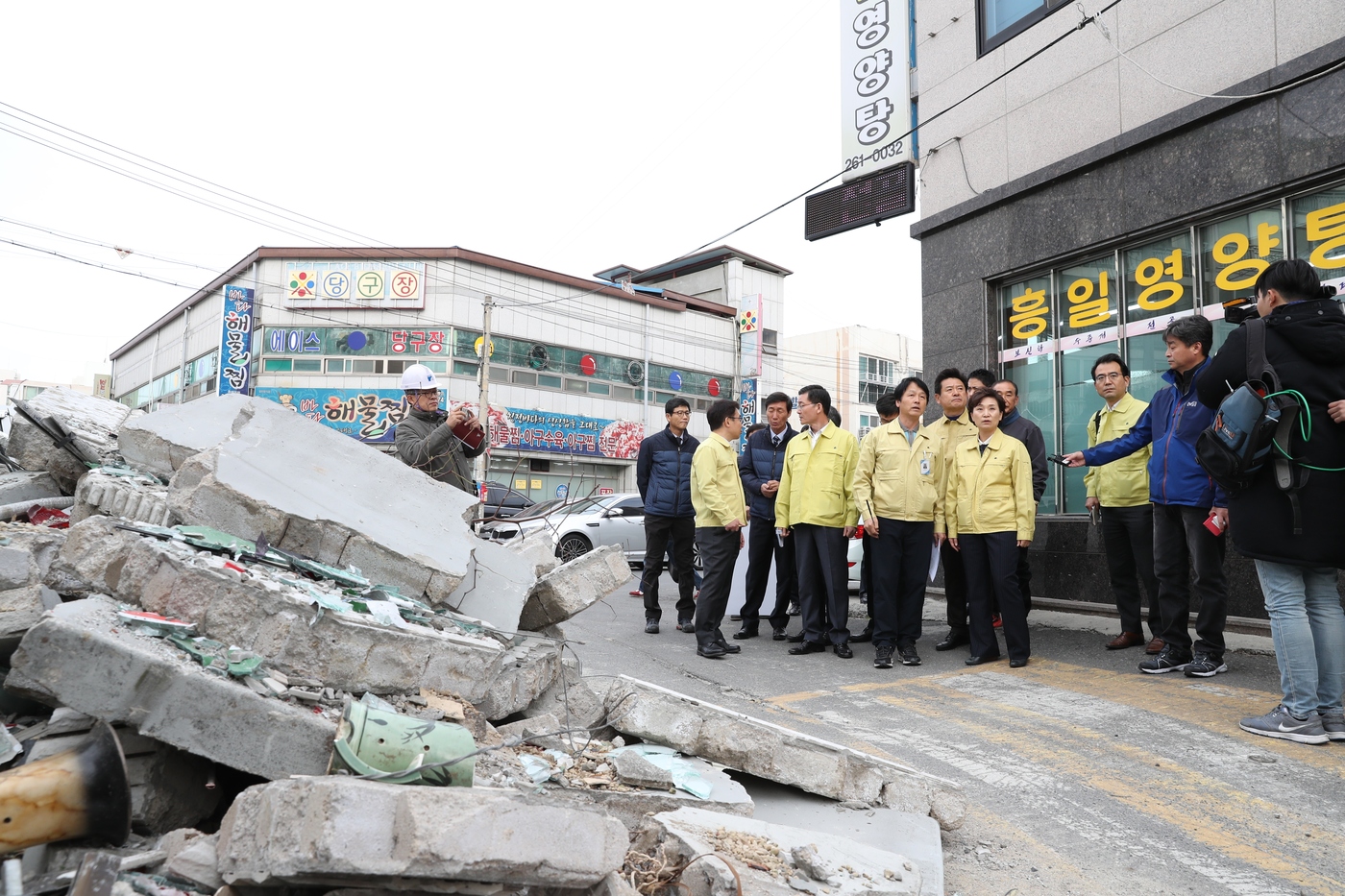 김현미 국토교통부 장관이 17일 포항지진 재해현장을 둘러보고 있다. /국토교통부 제공© News1