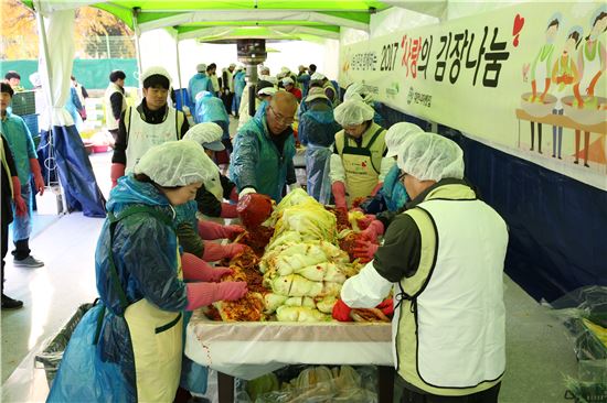 17일 철도공단 대전 본사에서 임직원과 사회복지기관 관계자들이 김장을 하고 있다.(사진: 철도공단)