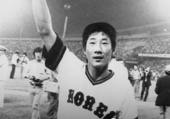 한·일전에는 유독 명승부가 많았다. 한대화(왼쪽)는 1982년 세계야구선수권대회에서 역전 3점 홈런을 날렸다. [중앙포토]