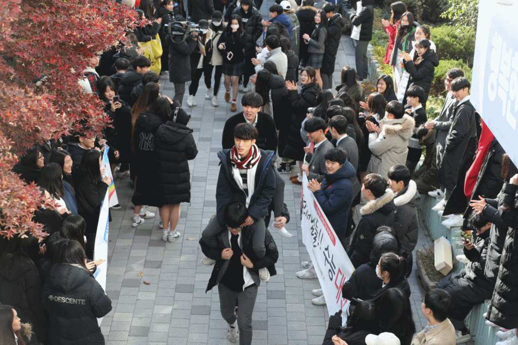 서울 서초고등학교에서 한 고3 남학생이 목말을 타고 가고 있다. 신인섭 기자