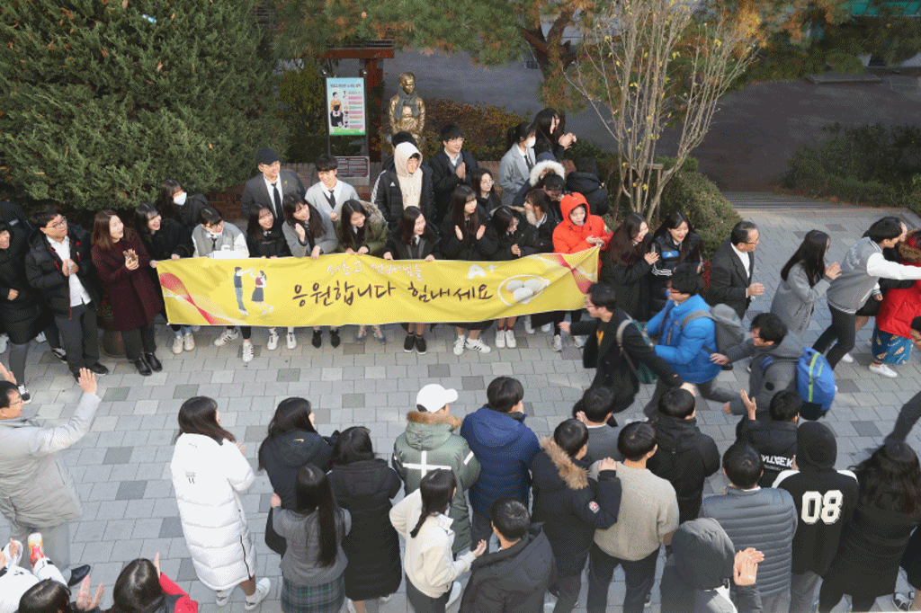 수험표를 받은 서울 서초고 3학년 학생들이 후배들의 응원을 받으며 학교를 떠나고 있다. 신인섭 기자