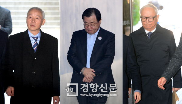 국가정보원의 특수활동비를 박근혜 전 대통령 측에 상납한 혐의를 받고 있는 남재준, 이병기 , 이병호 전 국가정보원장(왼쪽부터)이 지난 16일 서울 서초동 서울중앙지방법원에서 열린 영장실질심사에 출석하기 위해 법정으로 향하고 있다. 정지윤·김기남기자