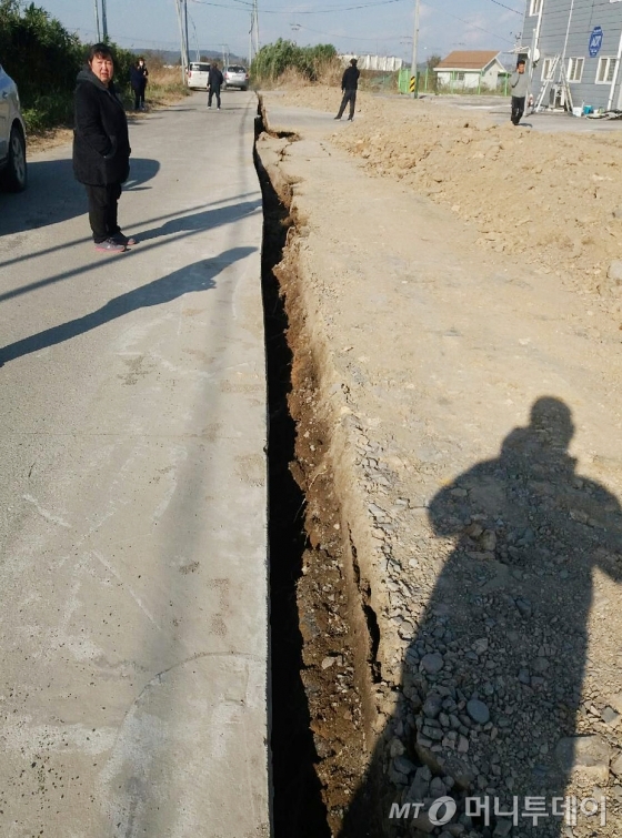 경북 포항시 북구 북쪽 6km 지역에서 규모 5.4 지진이 발생한 15일 오후 포항 북구 흥해읍 성곡리 한 도로가 갈라져 있다/사진=독자 제공