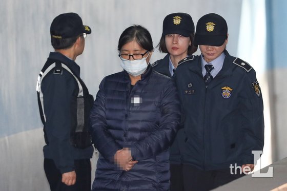 국정농단 핵심 최순실 씨가 16일 오후 서초구 서울중앙지방법원에서 열린 3차 구속기간 연장에 관한 심문 절차에 출석하기 위해 법정으로 향하고 있다./사진=뉴스1