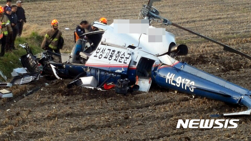 【보성=뉴시스】= 16일 오후 4시40분께 전남 보성군 벌교읍 고읍리 논에 헬기가 추락했다. 2017.11.16. (사진=독자제공)  photo@newsis.com