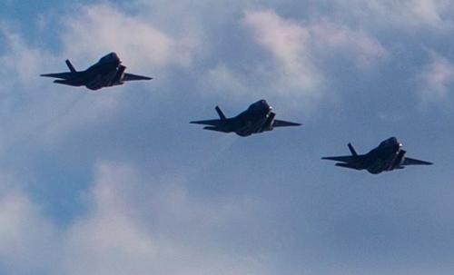 지난 15일 일본 야마구치현 이와쿠니 기지에 미국 해병대 제121 전투비행대대 F-35B '라이트닝 2' 스텔스 전투기가 도착하는 모습. [미 태평양함대 사령부 페이스북=연합뉴스]