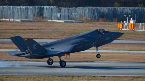 지난 15일 일본 야마구치현 이와쿠니 기지에 미국 해병대 제121 전투비행대대 F-35B '라이트닝 2' 스텔스 전투기가 도착하는 모습. [미 태평양함대 사령부 페이스북=연합뉴스]