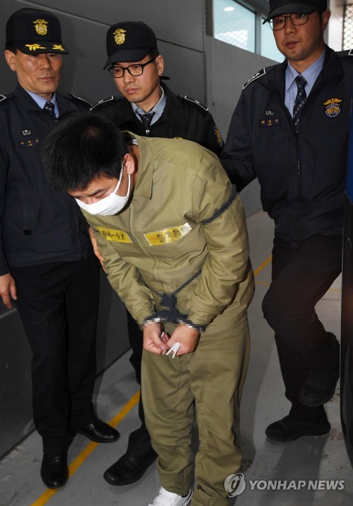 취재진 향해 고개 숙이는 '어금니 아빠' 이영학 (서울=연합뉴스) 한종찬 기자 = 딸의 초등학교 동창인 여중생을 유인, 추행하고 살해한 혐의로 구속기소 된 '어금니 아빠' 이영학이 첫 공판을 위해 17일 오전 서울북부지법으로 향하고 있다. 2017.11.17 saba@yna.co.kr