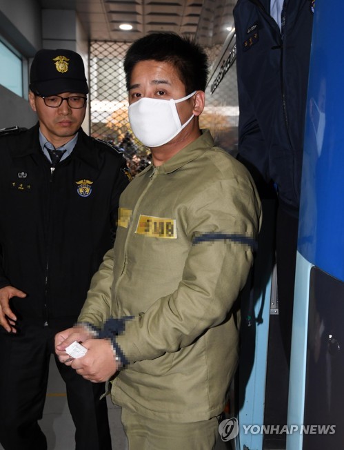 '어금니 아빠' 이영학 첫 공판 (서울=연합뉴스) 한종찬 기자 = 딸의 초등학교 동창인 여중생을 유인, 추행하고 살해한 혐의로 구속기소 된 '어금니 아빠' 이영학이 첫 공판을 위해 17일 오전 서울북부지법으로 향하고 있다. 2017.11.17 saba@yna.co.kr