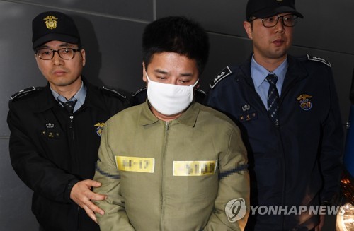 '어금니 아빠' 이영학, 법정으로 (서울=연합뉴스) 한종찬 기자 = 딸의 초등학교 동창인 여중생을 유인, 추행하고 살해한 혐의로 구속기소 된 '어금니 아빠' 이영학이 첫 공판을 위해 17일 오전 서울북부지법으로 향하고 있다. 2017.11.17 saba@yna.co.kr