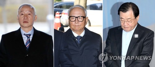 나란히 영장심사 받았지만 엇갈린 전 국정원장들의 운명 (서울=연합뉴스) 김인철 기자 = 국가정보원의 특수활동비를 박근혜 전 대통령 측에 상납한 의혹을 받는 남재준, 이병호, 이병기 전 국가정보원장(왼쪽부터)이 지난 16일 서울중앙지방법원에서 열린 영장실질심사에 출석하기 위해 법정으로 향하고 있다. 2017.11.16