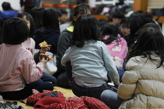 [단독] 돌볼 이 없어..지진에 부서진 고아원 돌아가는 아이들 | 인스티즈