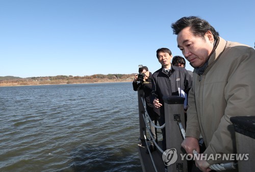 금강 방문한 이낙연 총리 (부여=연합뉴스) 이진욱 기자 = 18일 오전 이낙연 총리가 충남 부여군 금강 백제보를 방문, 보 개방상황을 점검하고 있다. 2017.11.18 cityboy@yna.co.kr