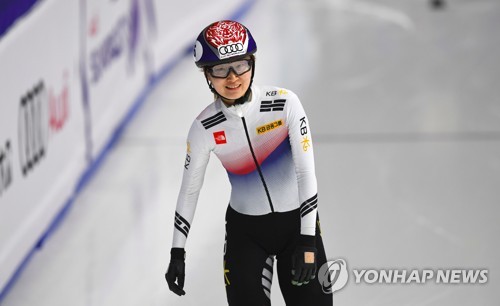 한국 쇼트트랙 대표팀 최민정이 18일 서울 목동 아이스링크에서 열린 국제빙상경기연맹(ISU) 쇼트트랙 월드컵 4차 대회 여자 1,500ｍ에서 금메달을 획득한 뒤 환하게 웃고 있다. [AFP=연합뉴스]