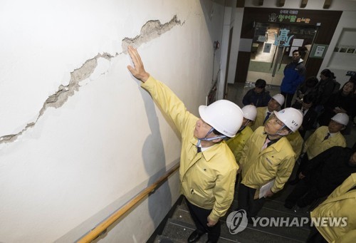 (포항=연합뉴스) 윤동진 기자 = 김상곤 사회부총리 겸 교육부장관이 지진 다음 날인 16일 오후 포항고에서 지진피해 현장을 살피고 있다. 2017.11.16  mon@yna.co.kr