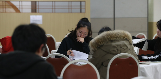 울릉도에 하나뿐인 고교인 울릉고등학교 3학년 수험생들이 16일 저녁 경북 포항시 남구 동해면 임곡리 청룡회관 홀에서 수능 시험 공부를 하고 있다. '2017 대학수학능력평가'을 치르기 위해 지난 10일 포항으로 온 울릉 고등학교 학생들은 해병대 측 협조를 받아 수능일까지 머물 예정이다. 우상조 기자