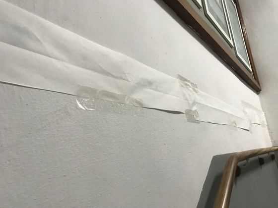15일 지진이 난 경북 포항시 북구 학산동 포항고등학교 복도에 금이 가 학교 측이 종이로 이를 가려둔 모습. 포항=김정석기자