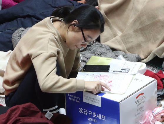 16일 경북 포항시 흥해읍 흥해실내체육관에서 포항여고 2학년 민지원학생이 공부를 하고 있다.송봉근 기자