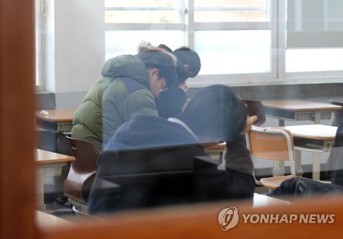 '힘내라 포항 수험생' (포항=연합뉴스) 김준범 기자 = 20일 오전 경북 포항시 북구 포항고등학교에서 등교한 수험생들이 공부하고 있다. 2017.11.20      psykims@yna.co.kr