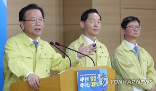 포항지진 브리핑하는 행자부 장관 (서울=연합뉴스) 한상균 기자 = 김부겸 행자부 장관이 20일 오전 정부서울청사에서 열린 포항 지진관련 합동브리핑에서 발언하고 있다. 오른쪽 두번째는 김상곤 사회부총리 겸 교육부 장관.     xyz@yna.co.kr