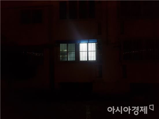 20일 밤 포항 북구 흥해읍 대성아파트의 한 집에서 불빛이 새나오고 있다. 사진=김민영 기자