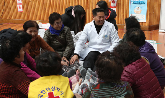 17일 대구한의대 김성삼 교수가 경북 포항시 흥해읍 흥해실내체육관을 찾아 이재민들에게 심리치료 등을 하며 위로하고 있다. 송봉근 기자