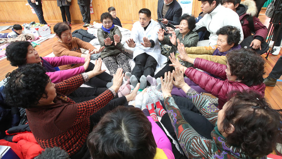17일 대구한의대 김성삼교수가 경북 포항시 흥해읍 흥해실내체육관을 찾아 이재민들에게 심리치료 등을 하며 위로하고 있다. 송봉근 기자