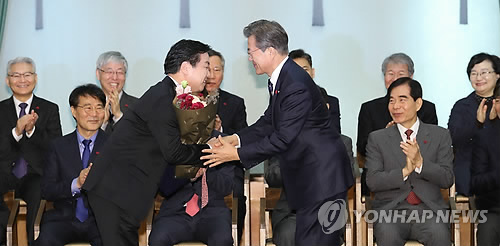 문 대통령, 홍종학 중소벤처기업부 장관에게 임명장 수여 (서울=연합뉴스) 김주형 기자 = 문재인 대통령이 21일 오전 청와대 본관 충무실에서 홍종학 중소벤처기업부 장관에게 임명장을 수여한 후 악수 하고 있다.       kjhpress@yna.co.kr