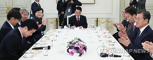 홍종학 중기부 장관 축하하는 문 대통령 (서울=연합뉴스) 김주형 기자 = 문재인 대통령이 21일 오전 홍종학 중소벤처기업부 장관에게 임명장을 수여한 뒤 청와대 본관 인왕실에서 박수치며 축하하고 있다.       kjhpress@yna.co.kr