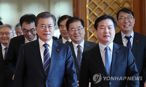 문재인 대통령과 홍종학 장관 (서울=연합뉴스) 김주형 기자 = 문재인 대통령이 21일 오전 홍종학 중소벤처기업부 장관에게 임명장을 수여한 뒤 간담회 장소인 인왕실로 이동하고 있다.     kjhpress@yna.co.kr