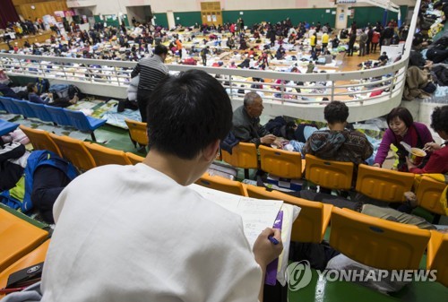 대피소에서 공부하는 수험생 [연합뉴스 자료사진]