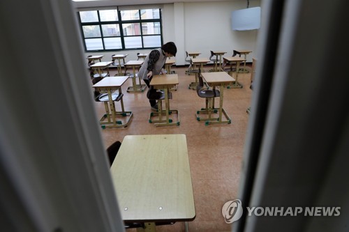 대체시험장 수능 준비 (포항=연합뉴스) 김준범 기자 = 21일 오후 경북 포항시 남구 대이동 이동중학교에서 학교 관계자가 시험실 상태를 확인하고 있다. 지진 영향으로 포항여자고등학교에서 수학능력시험을 보기로 예정됐던 학생들은 대체시험장인 이동중학교에서 시험을 치른다. 2017.11.21      psykims@yna.co.kr