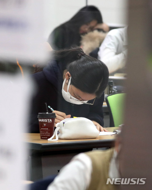 【포항=뉴시스】추상철 기자 = 23일 치러지는 2018학년도 대학수학능력시험(수능)을 하루 앞둔 22일 전국 84개 시험지구, 1180개 시험장에서 수험생 예비소집이 다시 실시된다. 2017.11.21. scchoo@newsis.com