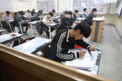 2018학년도 대학수학능력시험일인 23일 오전 서울 서초구 반포고등학교에 마련된 고사장에서 수험생들이 시험 시작전 문제를 풀고 있다./사진=뉴스1