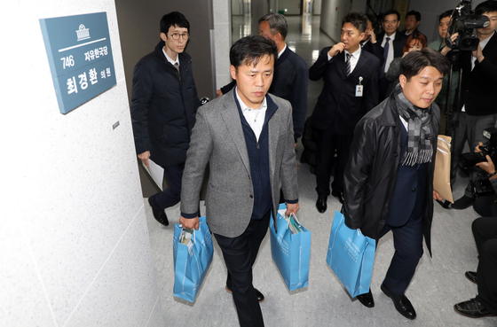 검찰 수사관들이 20일 서울 여의도 국회 의원회관 최경환 자유한국당 의원 사무실에 대한 압수수색을 마친 후 나서고 있다. 최경환 의원은 박근혜 정부 경제부총리 겸 기획재정부 장관 시절에 국가정보원으로부터 특수활동비 1억여원을 받았다는 의혹을 받고 있다. /사진=뉴스1