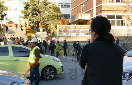 23일 오전 수능 시험장인 포항 유성여자고등학교 앞에서 한 수험생 부모가 딸이 잘 들어가고 있는지 먼발치에서 바라보고 있다. /포항=장지승기자 jjs@sedaily.com
