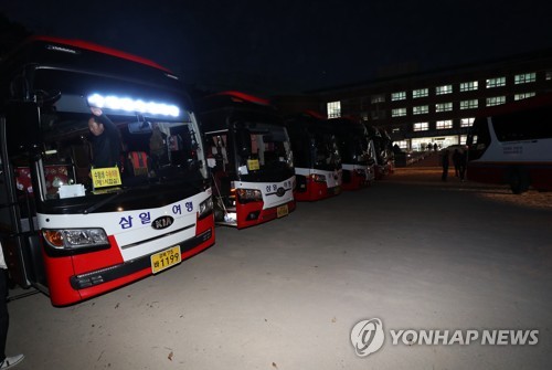 대기 중인 버스 (포항=연합뉴스) 김준범 기자 = 대학수학능력시험일인 23일 오전 수능시험장인 경북 포항시 남구 이동 포항이동고등학교에 버스가 대기하고 있다. 이 버스는 지진이 발생했을 때 학생을 태우고 예비시험장으로 이송하기 위해 학교 안에서 대기한다. 2017.11.23      psykims@yna.co.kr