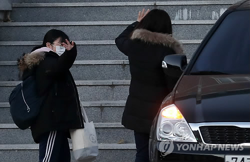 '힘내라' (포항=연합뉴스) 김준범 기자 = 대학수학능력시험일인 23일 오전 수능시험장인 경북 포항시 남구 이동 포항이동고등학교로 수험생이 입실하며 어머니와 인사하고 있다. 2017.11.23  psykims@yna.co.kr
