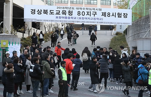 고사장 향하는 수험생 (포항=연합뉴스) 한상균 기자 = 수능일인 23일 오전 수험생들이 포항 이동중학교 고사장으로 들어가고 있다. 2017.11.23  xyz@yna.co.kr