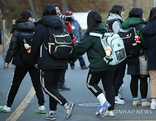 깁스한 채 수험장으로 (포항=연합뉴스) 임헌정 기자 = 수능일인 23일 오전 경북 포항시 북구 포항여자전자고등학교에 마련된 시험장에 포항여고 한 수험생이 깁스한 채 동료들과 고사장으로 향하고 있다. 2017.11.23  kane@yna.co.kr