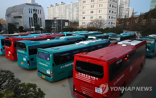 수능시험장에 대기 중인 버스 (포항=연합뉴스) 김용태 기자 = 23일 오전 2018학년도 대학수학능력시험장인 포항시 세명고등학교 운동장에 지진 발생 시 수험생들을 대체시험장으로 옮길 버스가 대기하고 있다. 2017.11.23