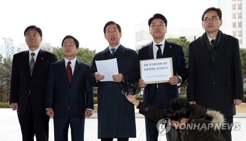 문무일 답변 요구하는 자유한국당 (서울=연합뉴스) 박동주 기자 = 23일 오전 서울 서초구 대검찰청 앞에서 김성태 자유한국당 정치보복대책특위 위원장이 검찰 특수활동비에 대한 자유한국당의 공개질의에 대한 문무일 검찰총장의 답변을 요구하고 있다. 왼쪽부터 최교일, 주광덕, 김성태, 장제원, 곽상도 의원. 2017.11.23      pdj6635@yna.co.kr