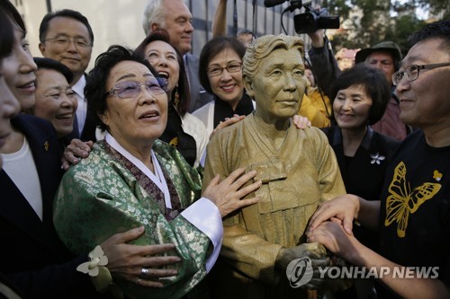 지난달 22일 미국 샌프란시스코서 열린 위안부 기림비 제막식에 참석한 위안부 피해자 이용수 할머니[AP=연합뉴스]