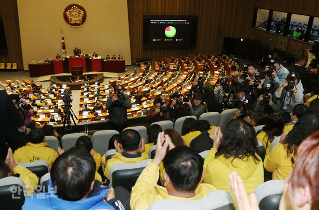 24일 국회 본회의에서 ‘사회적참사법’이 통과되자 방청석에서 이를 지켜보던 4ㆍ16세월호참사가족협의회와 가습기 살균제 피해 가족 등이 손뼉을 치며 기뻐하고 있다. 오대근 기자 inliner@hankookilbo.com