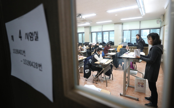 2018학년도 대학수학능력시험일인 23일 오전 서울 중구 이화여자외국어고등학교 고사장에서 감독관들이 수험생들의 전자기기를 수거하고 있다. 2017.11.23/뉴스1  <저작권자 © 뉴스1코리아, 무단전재 및 재배포 금지>